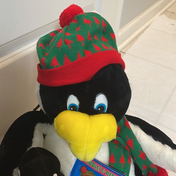 20" COMMONWEALTH PENGUIN PLUSH SQUEAKER Red Knit Hat Large Stuffed Animal NWT - Picture 3 of 10